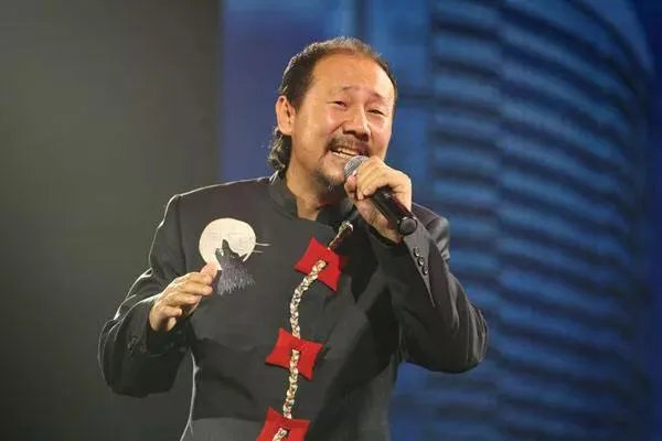 如何评价腾格尔唱的《隐形的翅膀》呢?