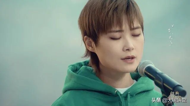 如何看待李宇春担任《歌手·当打之年》帮唱嘉宾?