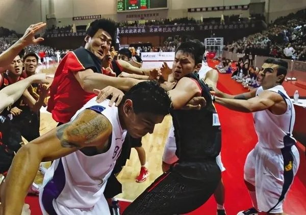 2010年热身赛,中国男篮与巴西男篮打架斗殴,导火索是什么呢?