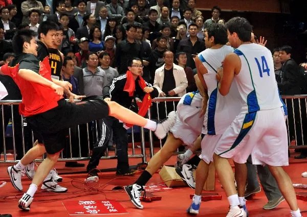 2010年热身赛,中国男篮与巴西男篮打架斗殴,导火索是什么呢?