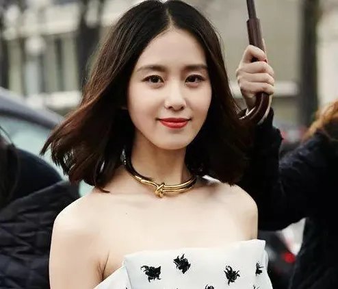 吴奇隆刘诗诗带着儿子出游,为何两人一直十分单调和恩爱呢?