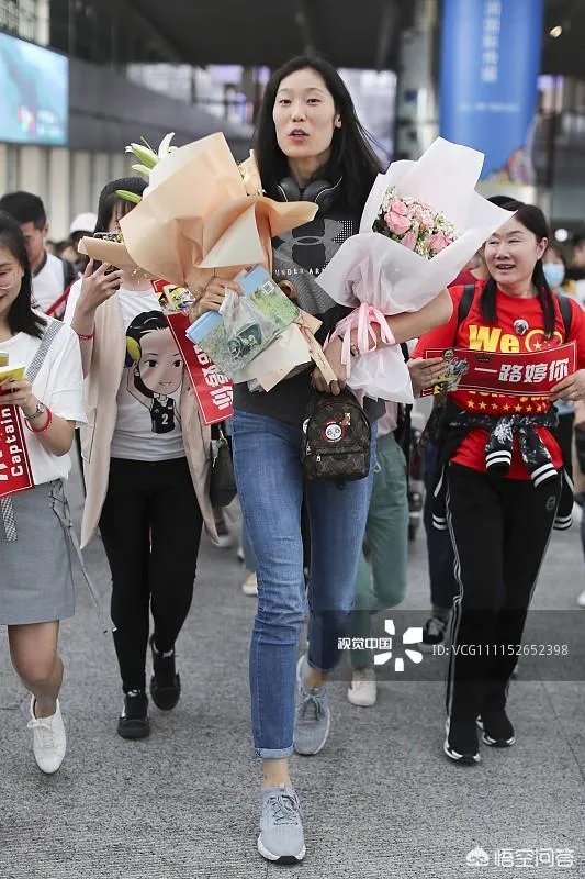 朱婷回国大场面:几百人接机,50万人看直播,央视在机场直接采访。你怎么看?