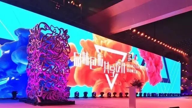 这张拿了创新奖的圆桌,到底有什么不同?