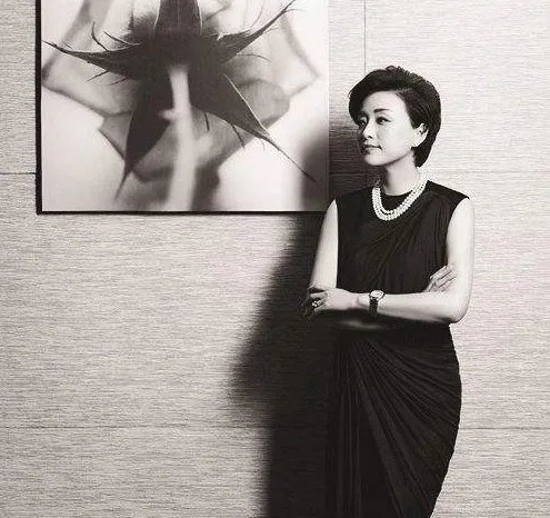 杨澜主持浪姐下台前一秒变脸，在台上到底发生了什么？