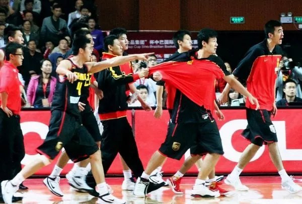 2010年热身赛,中国男篮与巴西男篮打架斗殴,导火索是什么呢?