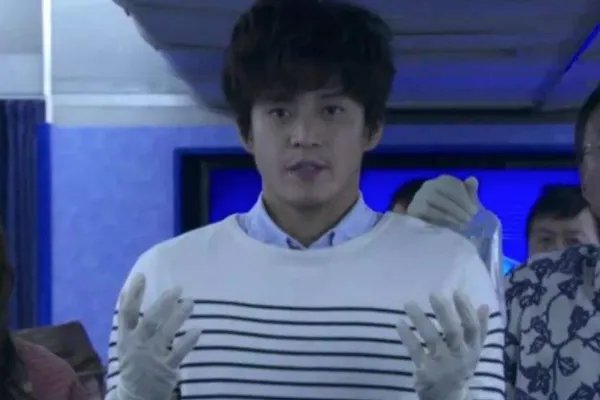 小栗旬演的世界奇妙物语飞机上假装医生的励志剧叫什么
