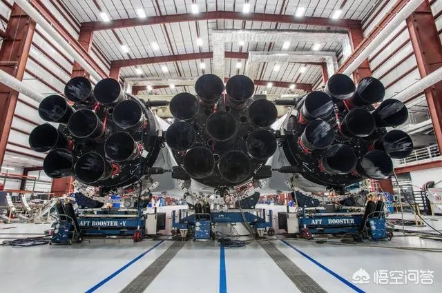 SpaceX发射的猎鹰重型火箭为什么是三个助推火箭平行分布而不选择“一大三小”的三角分布?