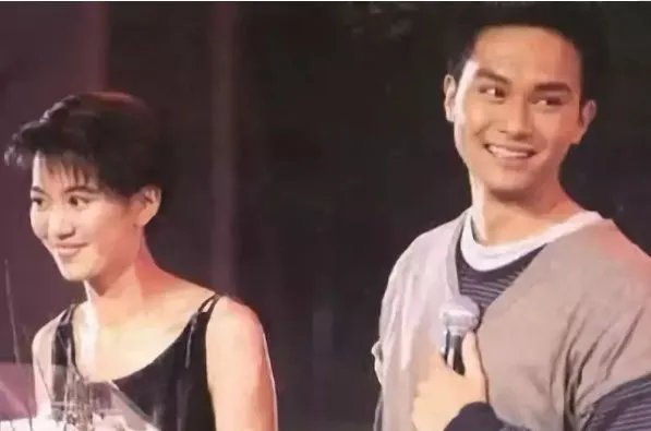 张智霖喊话袁咏仪,“能给我换个新手机吗”,他们夫妻私下是如何相处的?