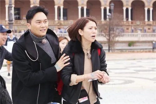张智霖喊话袁咏仪,“能给我换个新手机吗”,他们夫妻私下是如何相处的?