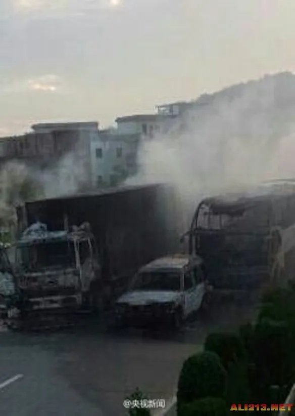 湖南发生严重车祸 货车大巴相撞爆炸仅4人逃出