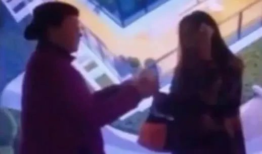 陌生人递纸巾是什么情况:暖心画面(附递纸巾故事)