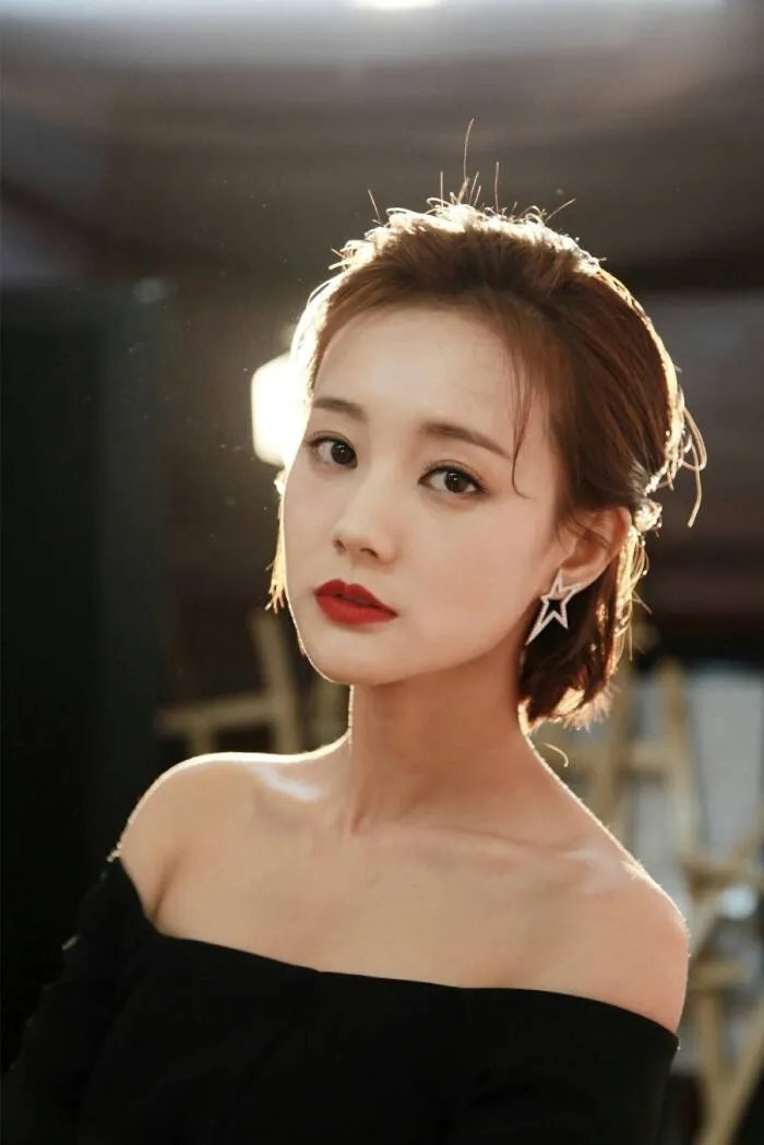 于正为什么捧李一桐 深扒李一桐后面的大佬 李一桐真正的老公是谁