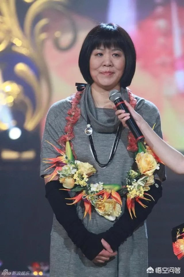 朱婷回国大场面:几百人接机,50万人看直播,央视在机场直接采访。你怎么看?