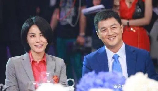 李亚鹏欠4000万,依旧与小19岁女友相爱,女方为何会加入嫣然基金?