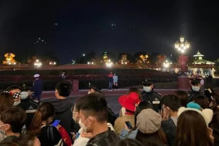 上海迪士尼游客在烟花秀下进行核酸检测,检测结果如何?