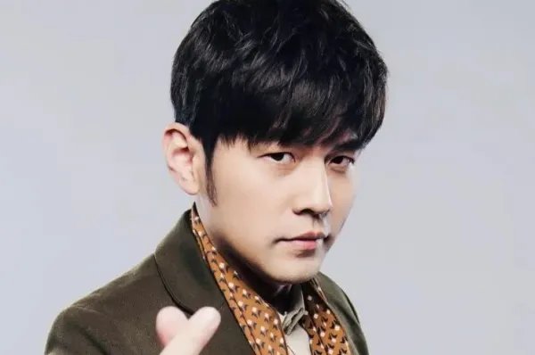 同为道歉,为何周杰伦能获央视正面点评,曾轶可却被取消演出呢