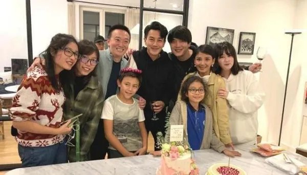 刘烨混血儿女近照曝光，诺一霓娜差别太大了吗？