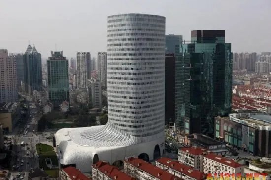 上海闹市惊现“靴子楼” 外形酷似马靴遭吐槽