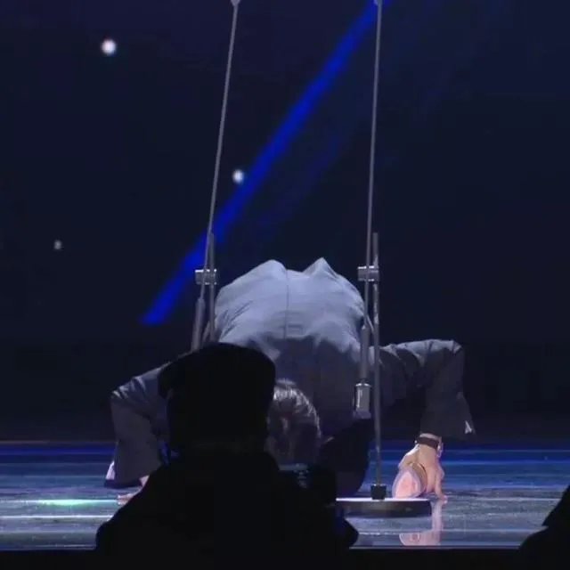 为何张艺兴在腾讯视频星光大赏舞台上下跪?