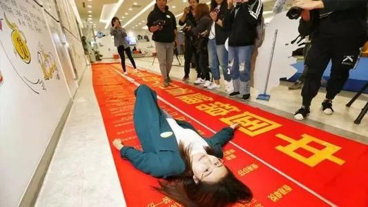 “锦鲤女孩”刷爆信用卡,她现在真的是在穷游了吗?