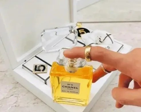 王一博工作室澄清戒指倒影，网友为何对一个戒指倒影反应这么大？