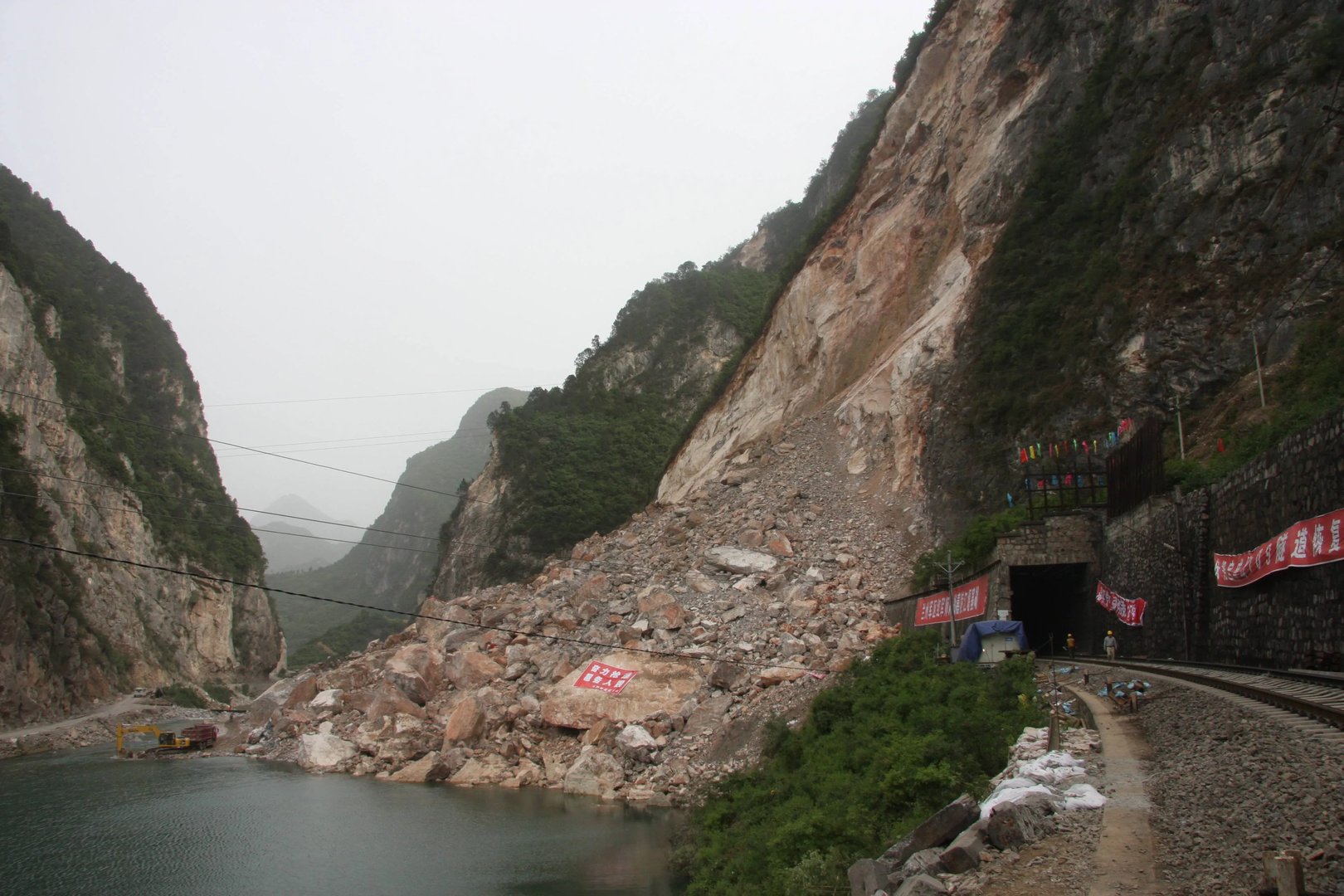 云南临沧山体滑坡致5人失联,该地为何会出现山体滑坡?
