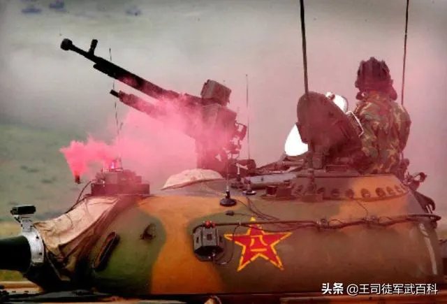 演习时用的空包弹，中弹后为什么会冒烟？