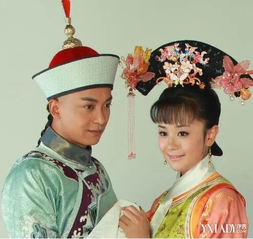 新还珠格格紫薇尔康床照曝光现实中“小燕子”恋上“尔康”