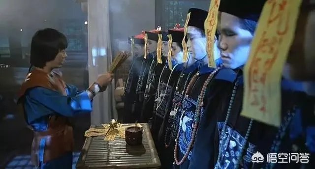 为什么电影里的僵尸都是穿着清朝官服?