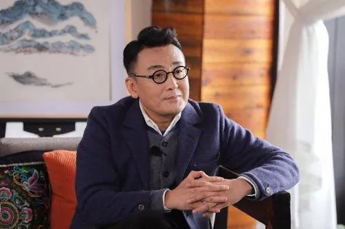 别的主持人都装聪明,只有窦文涛装傻,这反而成就了他吗?