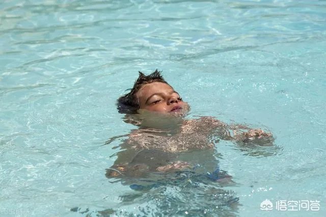 为什么有些溺水死亡的人被人拉上来胳膊和腿都是卷曲着的?