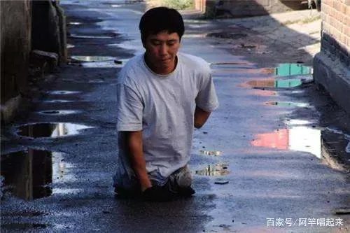 那个捡到不明“铁链”,丢掉双腿左臂被折磨20年的宋学文,怎样了?