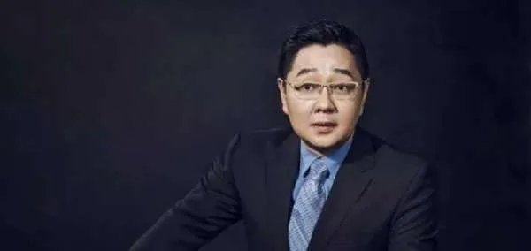 “晕倒门”后大反转,打压女海归未果恼羞成怒,名嘴张绍刚这是怎么了?