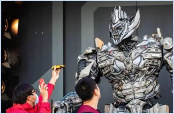 环球影城里的威震天是纯人工操作的,扮演者在机器人体内如何才能肢体协调?