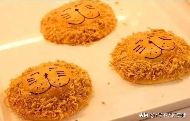 外面有一层薄皮、里面有夹心,然后两边还有肉松的一种面包,是什么面包呢?怎么做比较好吃,特别想吃?