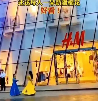 两位美女在HM门前跳新疆舞，新疆舞蹈是今年最红的舞蹈，你同意吗？