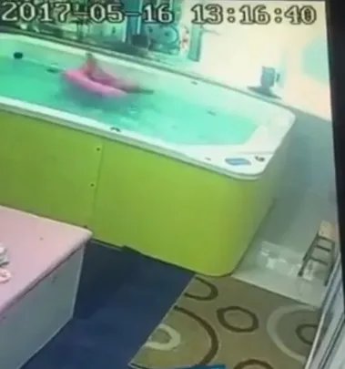 幼儿游泳溺水挣扎后如何了?