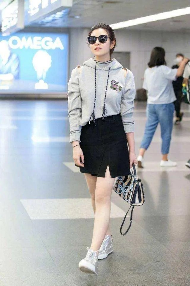 陈妍希现身机场大衣引人注意,如何评价她的日常穿搭?