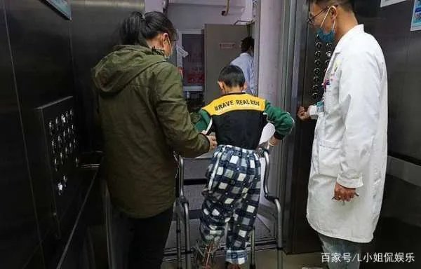 住高层邻居的家里老人去世了，邻居阻挡电梯运尸，该怎么办？