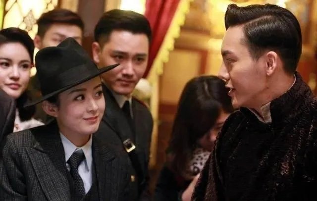 情侣一起去吃饭时，为什么有的情侣是面对面坐，而不是挨着坐？