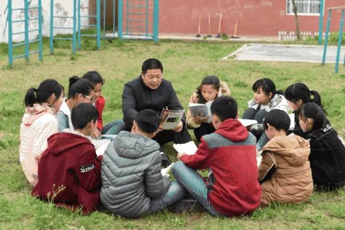 关于学生考100分老师奖励亲自喂饭一事,你有何看法?