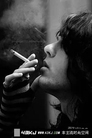 谁有黑白色抽烟颓废男头像 像这样的