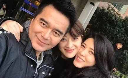 许亚军妻子张澍,嫁4婚丈夫很幸福,和继子如同亲母子,夫妻俩状态如何?