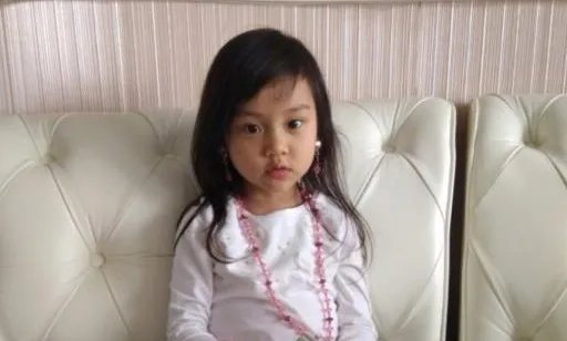 8岁甜馨长大啦!化浓妆穿着时尚T台走秀,你觉甜馨气场更像谁?