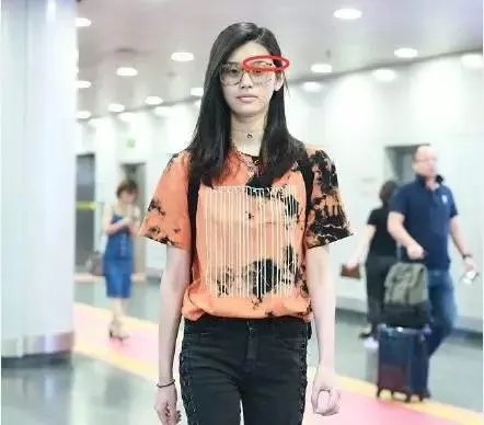 有哪些明星的机场素颜照其实是“伪素颜”?怎么做到的?