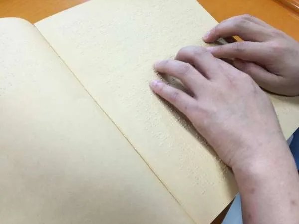 盲人和普通人的考试有何差别，盲人的高考都是如何答题的？