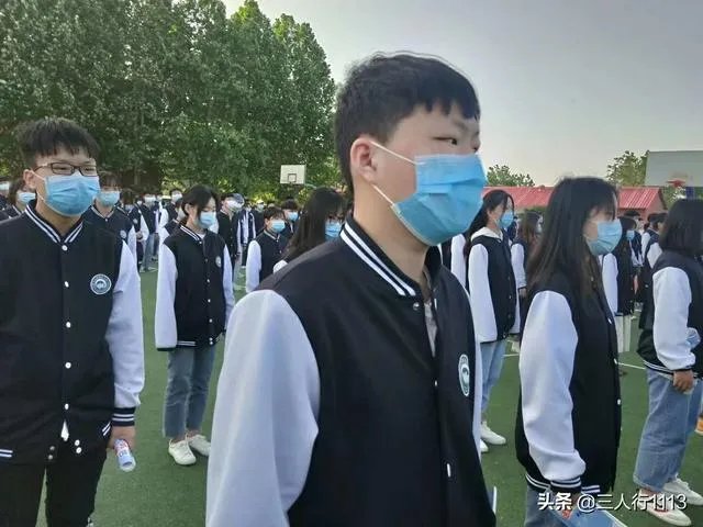 卫健委发布通知低风险地区校园内师生不需佩戴口罩,学校怎么做?