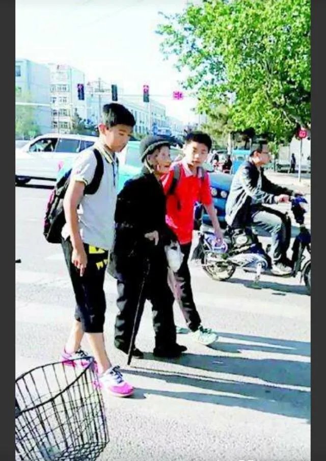 3名中学生扶起摔倒老人,自称被讹10万元,你怎么看?