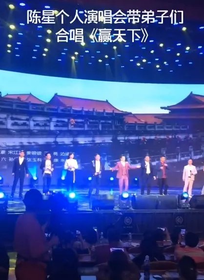 流浪歌王陈星帮陈光标提衣服,那她的娇妻长得怎么样?