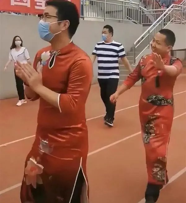 西安6位95后女教师组团穿旗袍送考,这些老师为何会这么做?